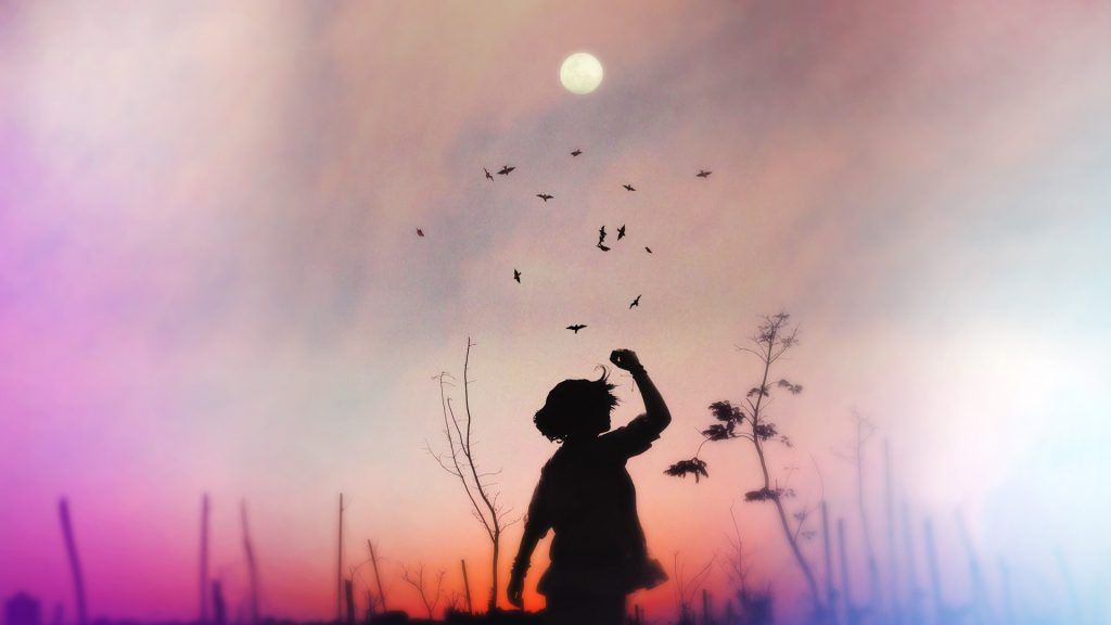Niña jugando en el campo bajo la luna llena de diciembre