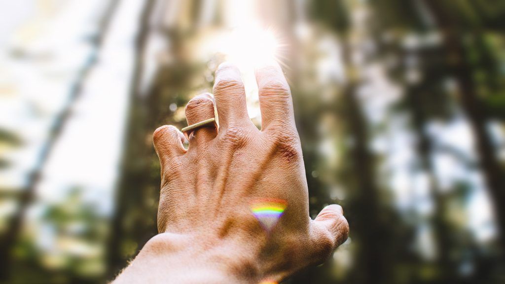 mano de un hombre que marca la luz porque dice soy capaz
