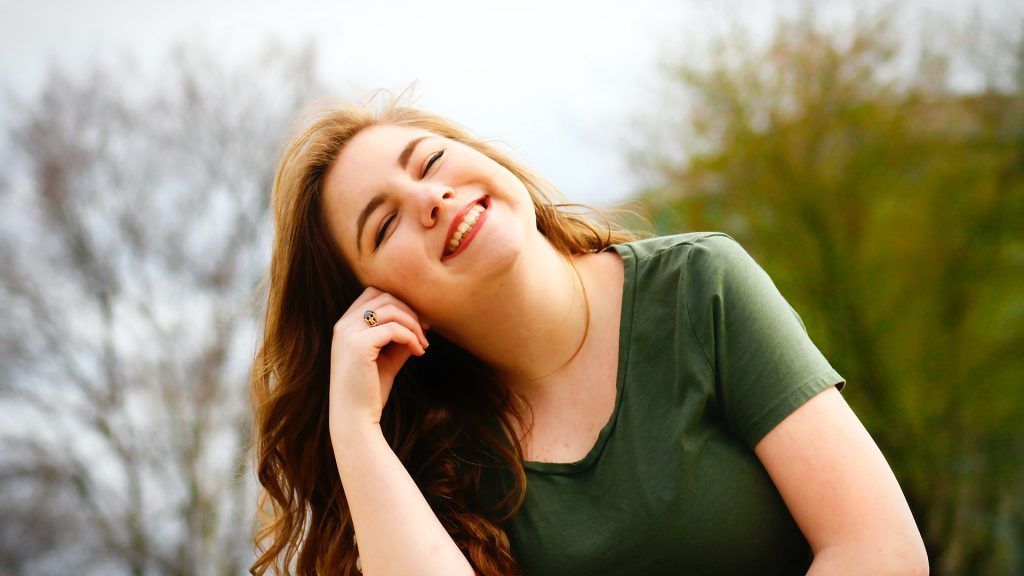 Mujer alegre