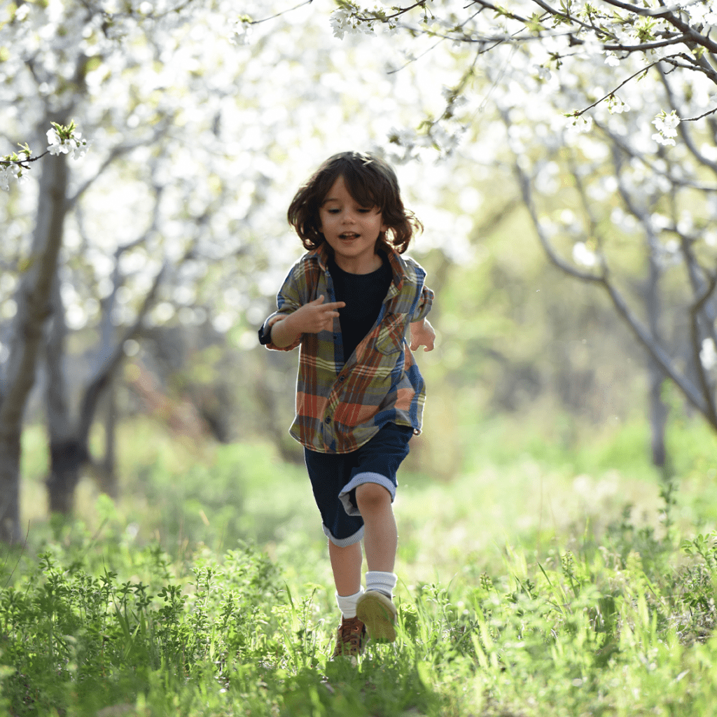 NIÑO CORRIENDO INFANCIA